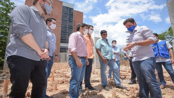 Gladson Cameli vistoria reinício das obras de ampliação do Pronto-Socorro de Rio Branco